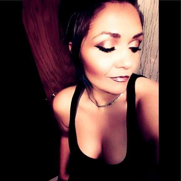 Meet your Posher, Courtnie Teal.....goes by Teal. - Picture 3 of 8